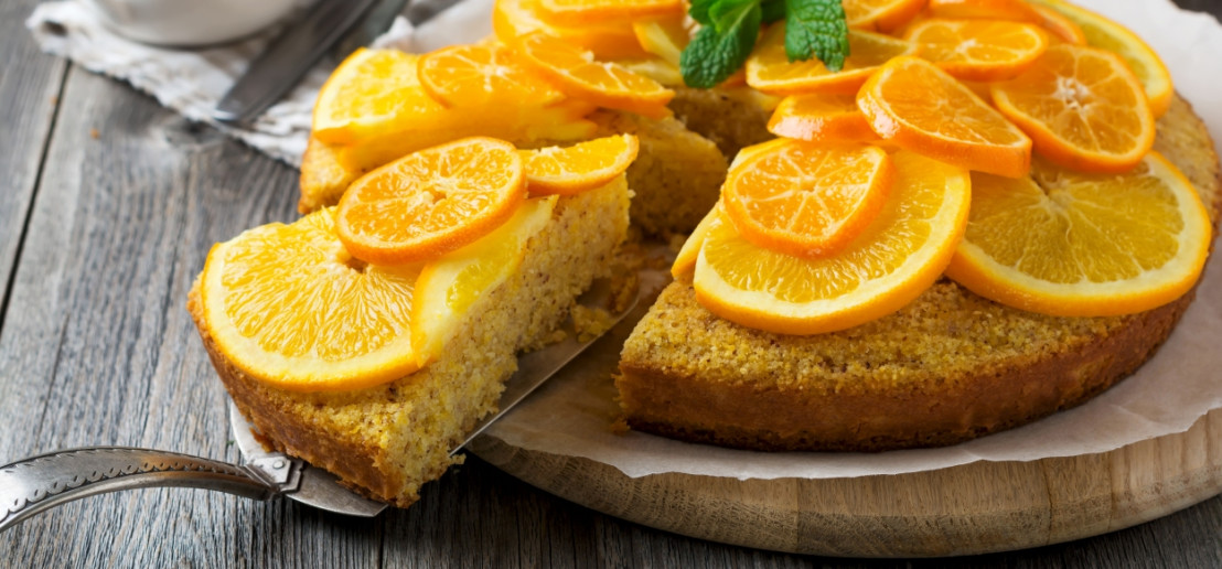 Carrotcake met daarop sinaasappelschijfjes voor een extra frisse en zure smaak