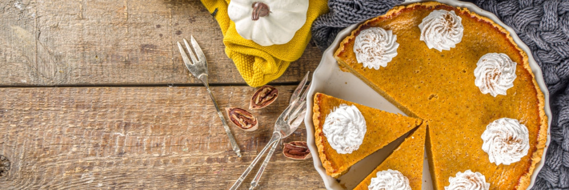 Carrotcake waarvan al twee puntjes zijn aangesneden